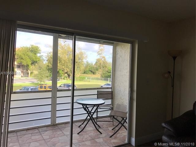 Foto del edificio - 3000 Sunrise Lakes Dr E
