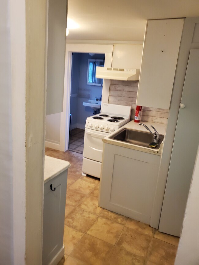 Efficiency kitchen - 69 Warren St