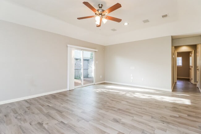 Building Photo - 10806 Clear Fork Dr