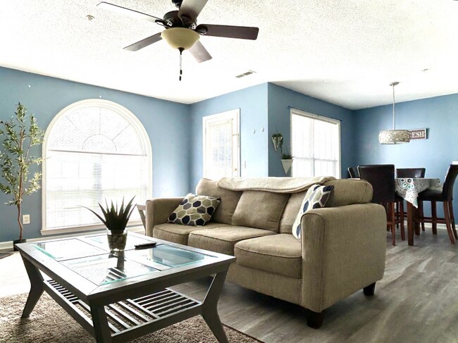 Foto del edificio - 412 Rivertree Ln