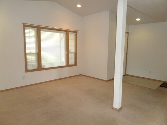 Foto del edificio - GREAT NEW PRICE! Beautiful and LARGE 5 Bed...