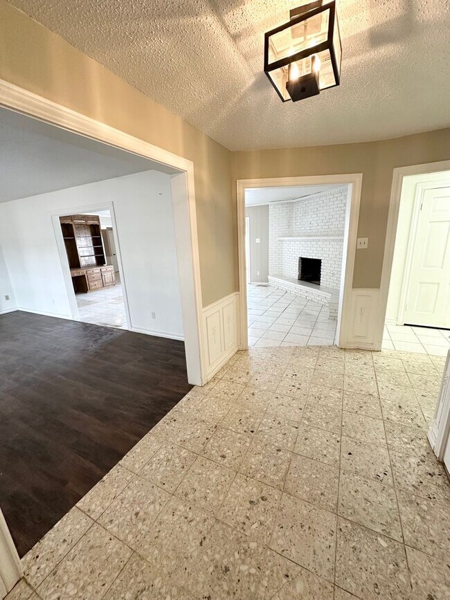 Building Photo - 3 Bed 2 Bath Located In The Heart Of Midland