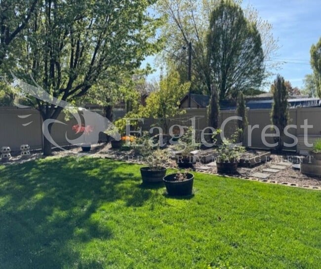 Foto del edificio - Charming Two Bedroom House with Bonus Room & Large Fenced Yard