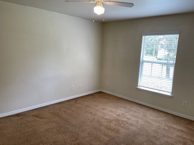 Building Photo - 2 Bedroom/2 Bathroom Apartment