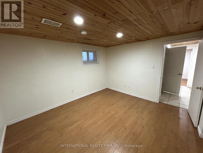 Building Photo - 437 Paliser Crescent N