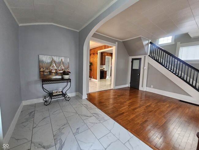 Building Photo - 335 W 4th St