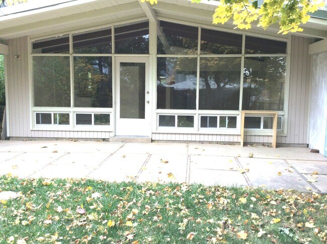 Building Photo - Charming  2 Bedroom 1 Bath  House in North...