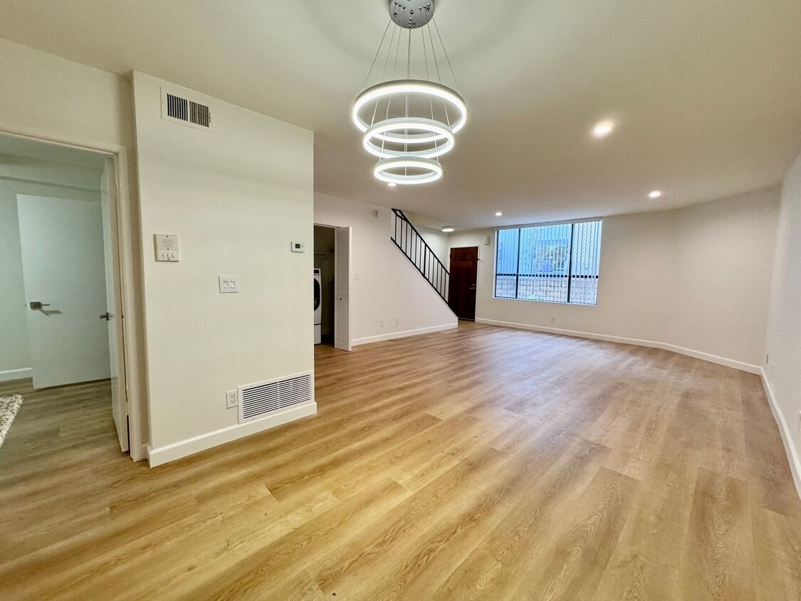 Foto principal - Stylish 2 bed + 2.5 bath + loft townhome n...