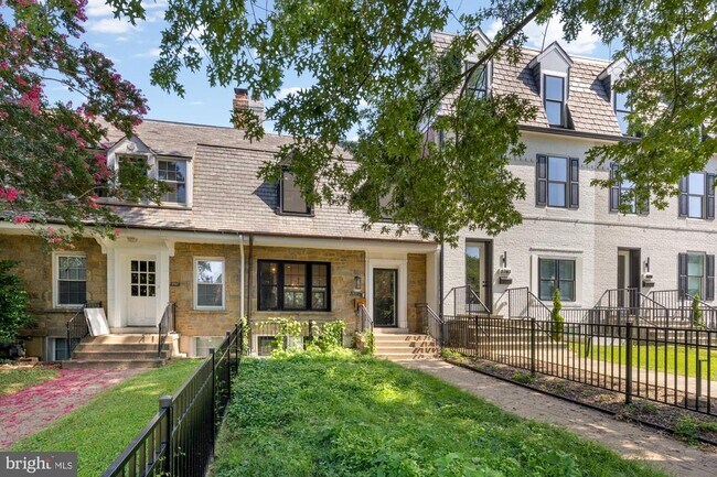 Foto del edificio - 3705 Reservoir Rd NW