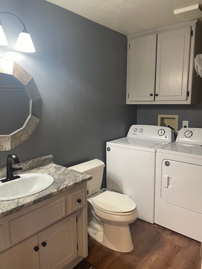 Medio baño y lavandería en el primer piso. - 3018 Manitowoc Rd