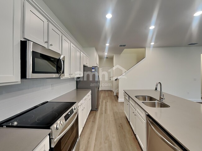 Building Photo - 3720 Ctr Cv Ln