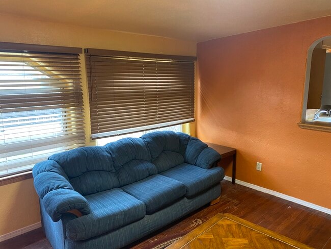 Building Photo - 914 Candelaria Rd NW