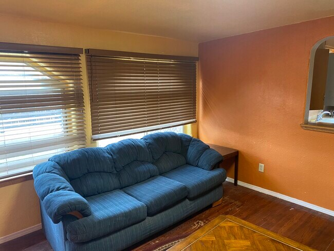 Foto del edificio - 914 Candelaria Rd NW