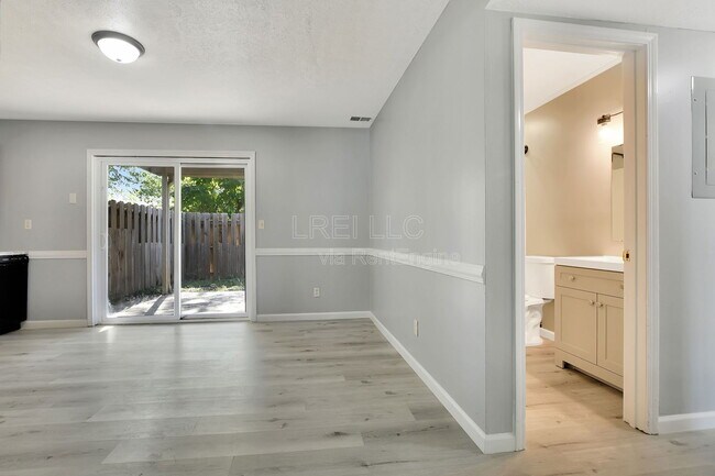 Building Photo - 817 Lancelot Ct