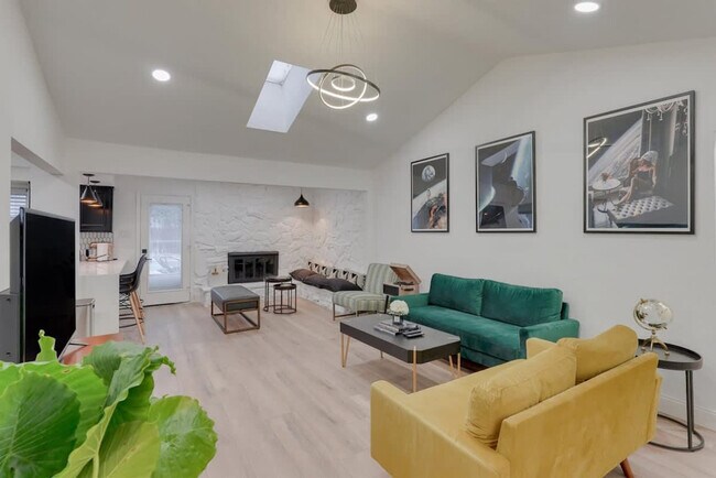 Foto del edificio - 6048 Holiday Ln