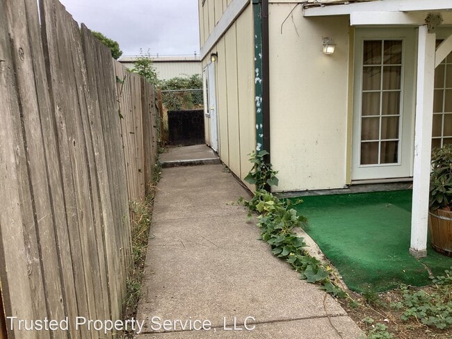 Building Photo - 3 br, 1 bath House - 490 Wilkie St.