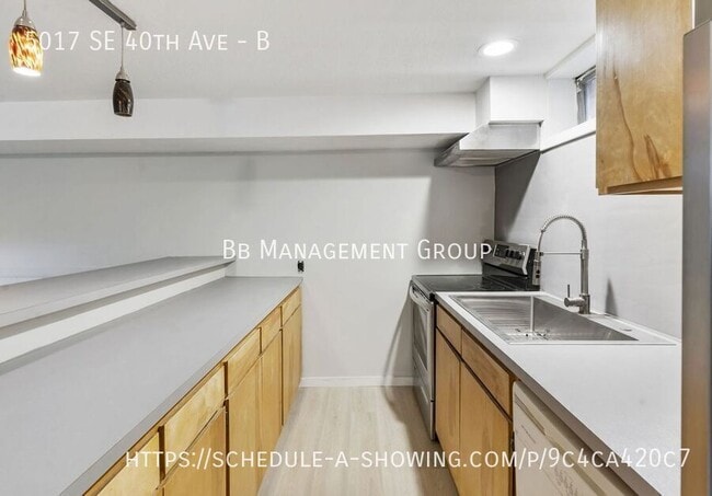 Building Photo - SE Portland/Woodstock/Reed Daylight Baseme...