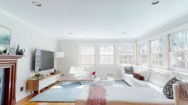 Building Photo - Beautiful 4BD 4BA ranch home in Scarsdale!