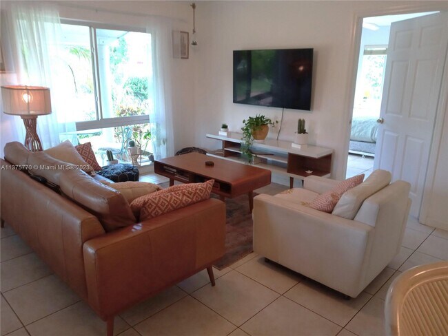 Foto del edificio - 220 NW 35th Ct