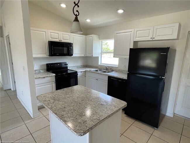 Foto del edificio - GREAT LOCATION! GREAT PRICE!  3 Bedroom, 2...