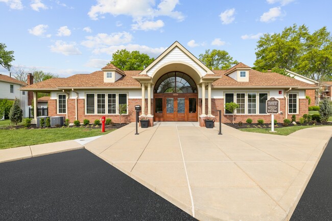 Exterior en Woods Mill Park Apartments &amp; Townhomes - Woods Mill Park Apartments & Townhomes