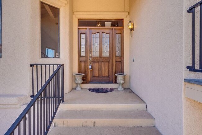 Foto del edificio - Amazing 4 bdrm/3bth-Multi-Level Custom Home.