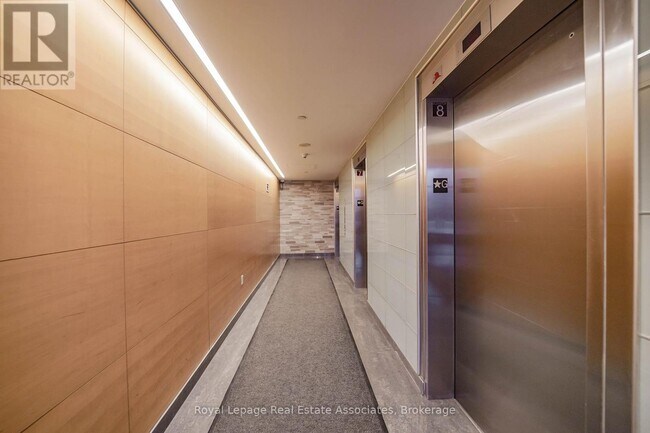 Photo du bâtiment - 705-4k Spadina Ave.