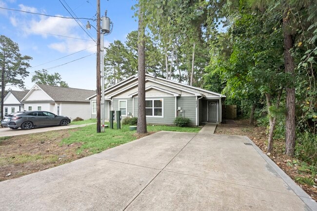 Building Photo - 16803 Crestmont St
