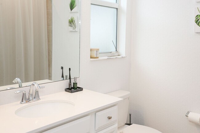 Foto del edificio - ***ANNUAL UNFURNISHED***NEW CONSTRUCTION**...
