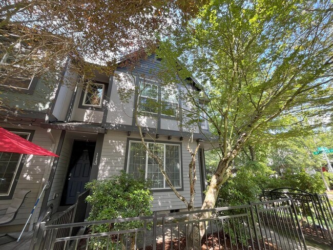 Building Photo - Charming 3-Bedroom Home with Open Layout, ...