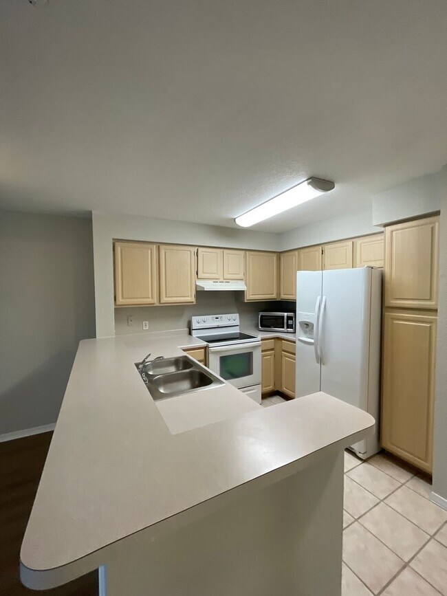Foto del edificio - 2Bdrm 2Bath in Hunters Creek -- Fresh Pain...