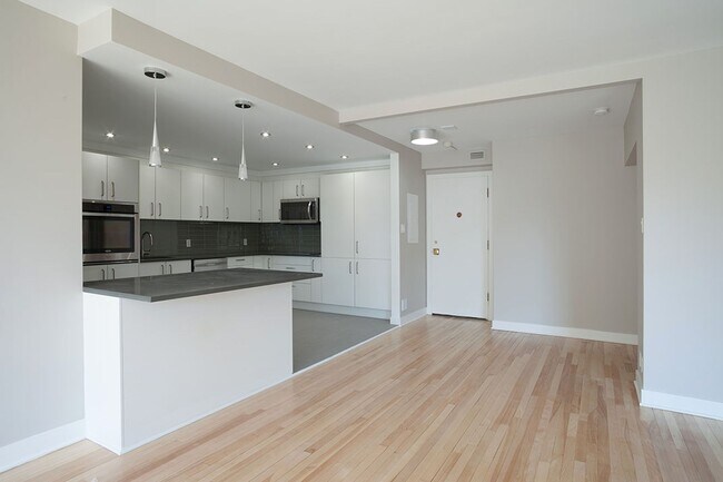 Building Photo - 3495 Rue de la Montagne