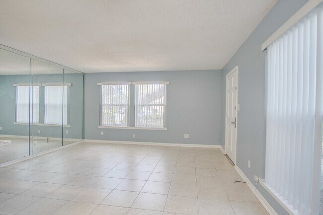 Building Photo - Updated and modern ground floor level cond...