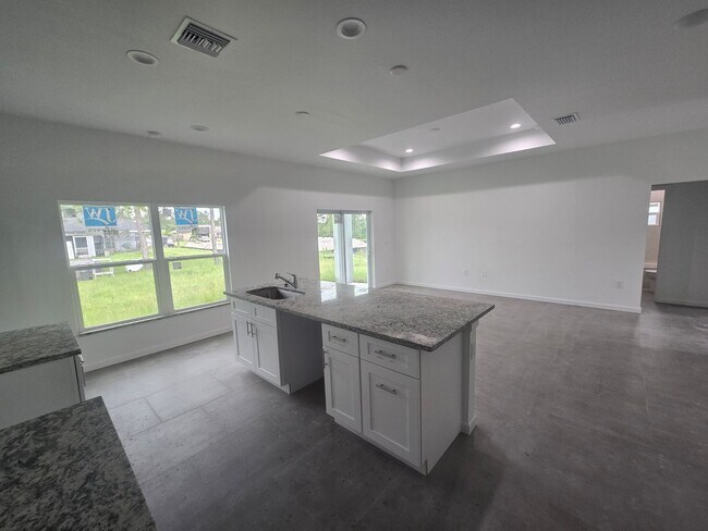 Foto del edificio - Large 3 Bedroom, 2 Bath + Den