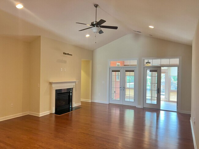 Foto del edificio - MARKET COMMON - 4 BEDROOM, 2.5 BATH HOME A...