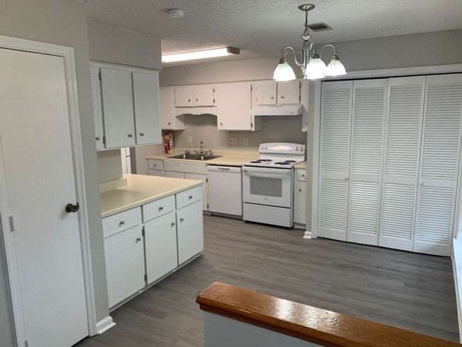 Building Photo - This charming 3-bed, 2.5-bath townhome is ...