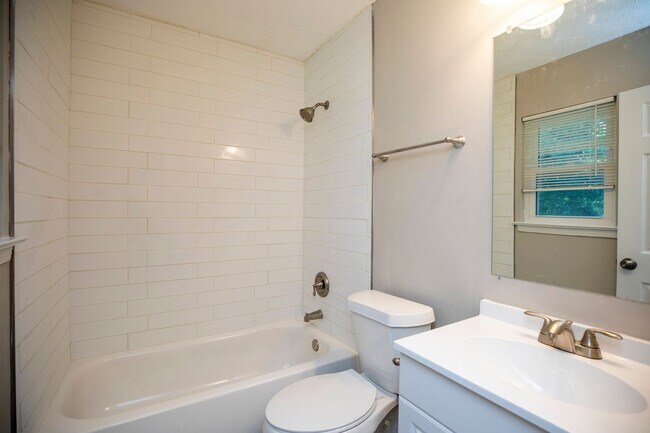 Building Photo - ** 3 bed 2 bath located in Meadowbrook $67...