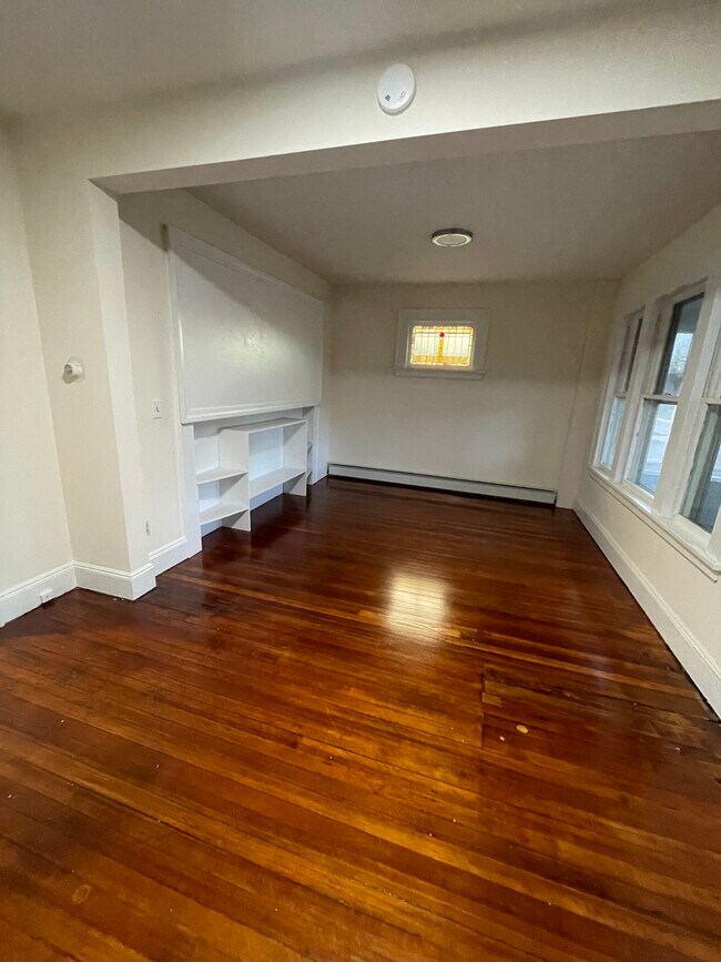 Building Photo - 861 White Plains Rd