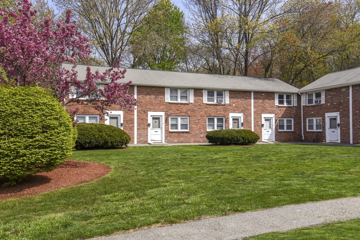 Primary Photo - Oak Street Apartments