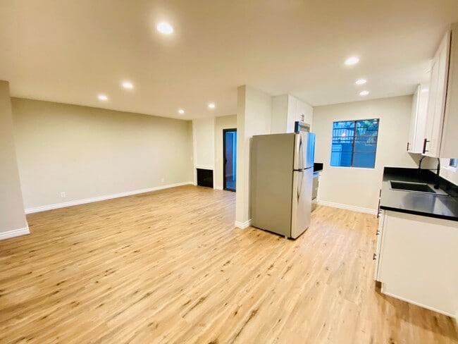 Foto del edificio - Beautifully remodeled spacious 1 Bedroom r...