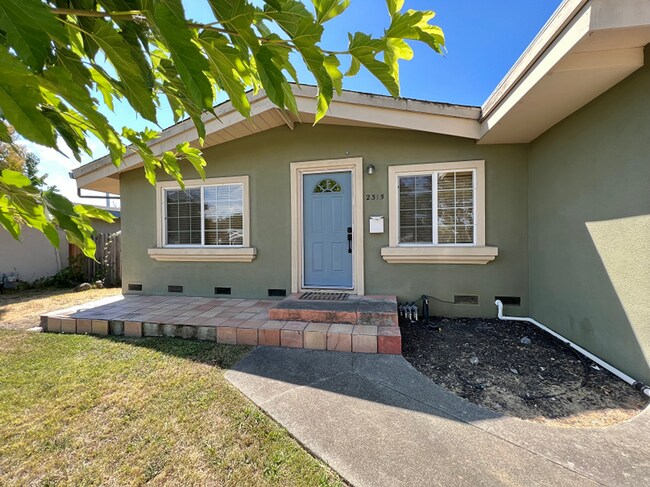 Foto del edificio - Charming Three Bedroom South Napa Home