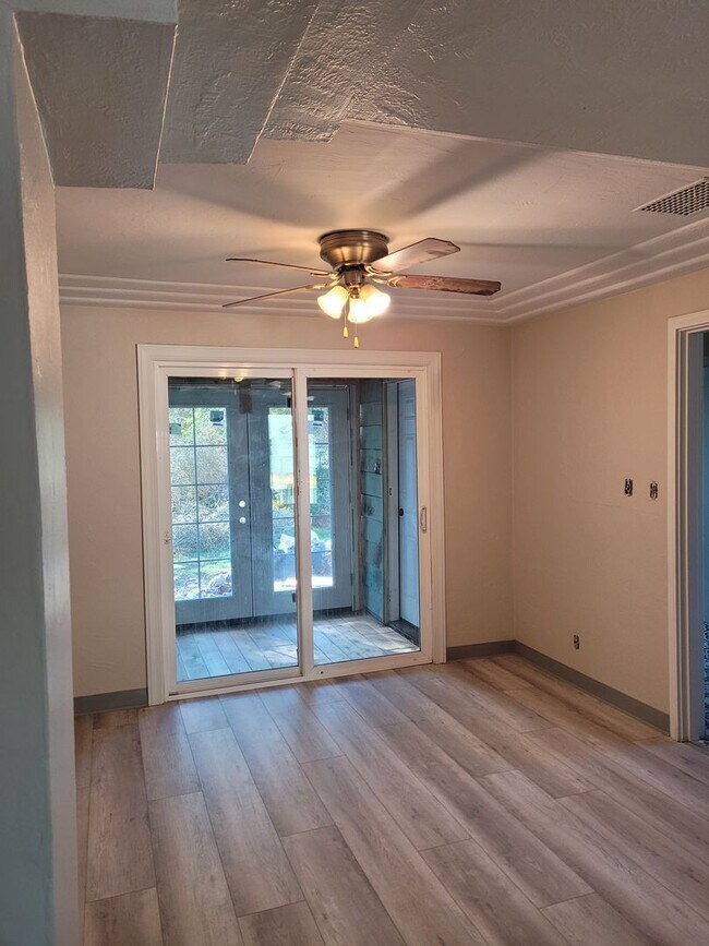 Foto del edificio - Supper cute 3 bedroom 1 bath house. This house has lots of charm.  The upstairs is one big bedroo...