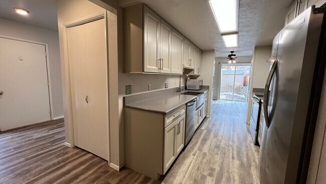 Foto del edificio - A spacious and well maintained (3) bed, (2.5) bath home between Campbell and Birch Lake.