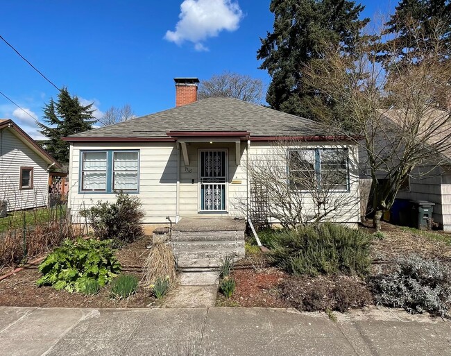 St. Johns 1940s 2Bd 1Ba home with updated Kitchen and a Basement! Features a Stained glass Outdoo... - St. Johns 1940s 2Bd 1Ba home with updated Kitchen and a Basement! Features a Stained glass Outdoo...
