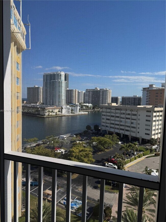 Foto del edificio - 100 Golden Isles Dr