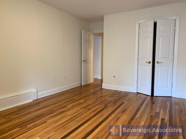 Building Photo - 525 W 49th St