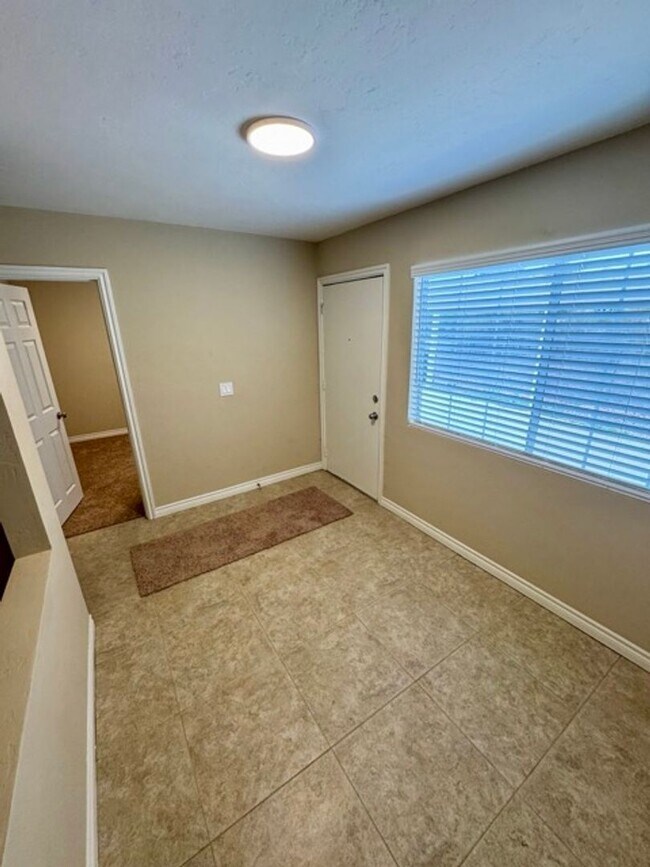 Building Photo - Charming 2 Bed 2 Bath Duplex Home on Large...