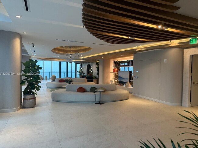 Foto del edificio - 700 NE 24th St