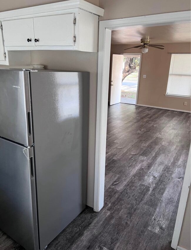 Building Photo - 101 SW 8th St