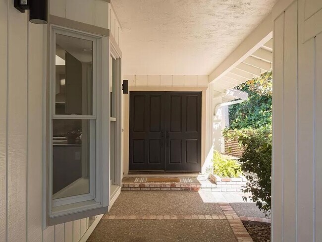 Building Photo - 28 Moraga Via